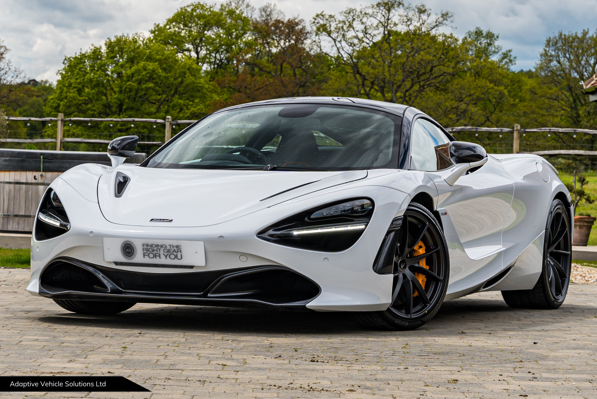 2018 18 McLaren 720s Performance Coupe White near side front view