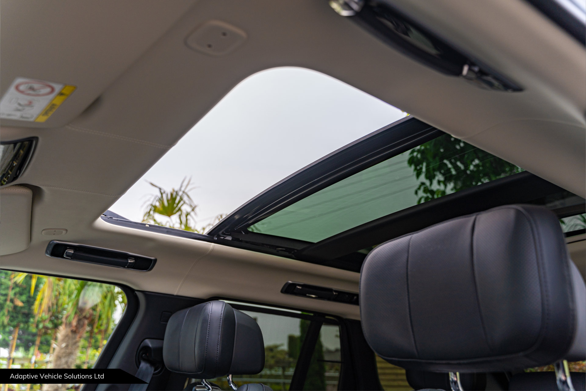 2022 Range Rover P400 Autobiography sliding panoramic sunroof