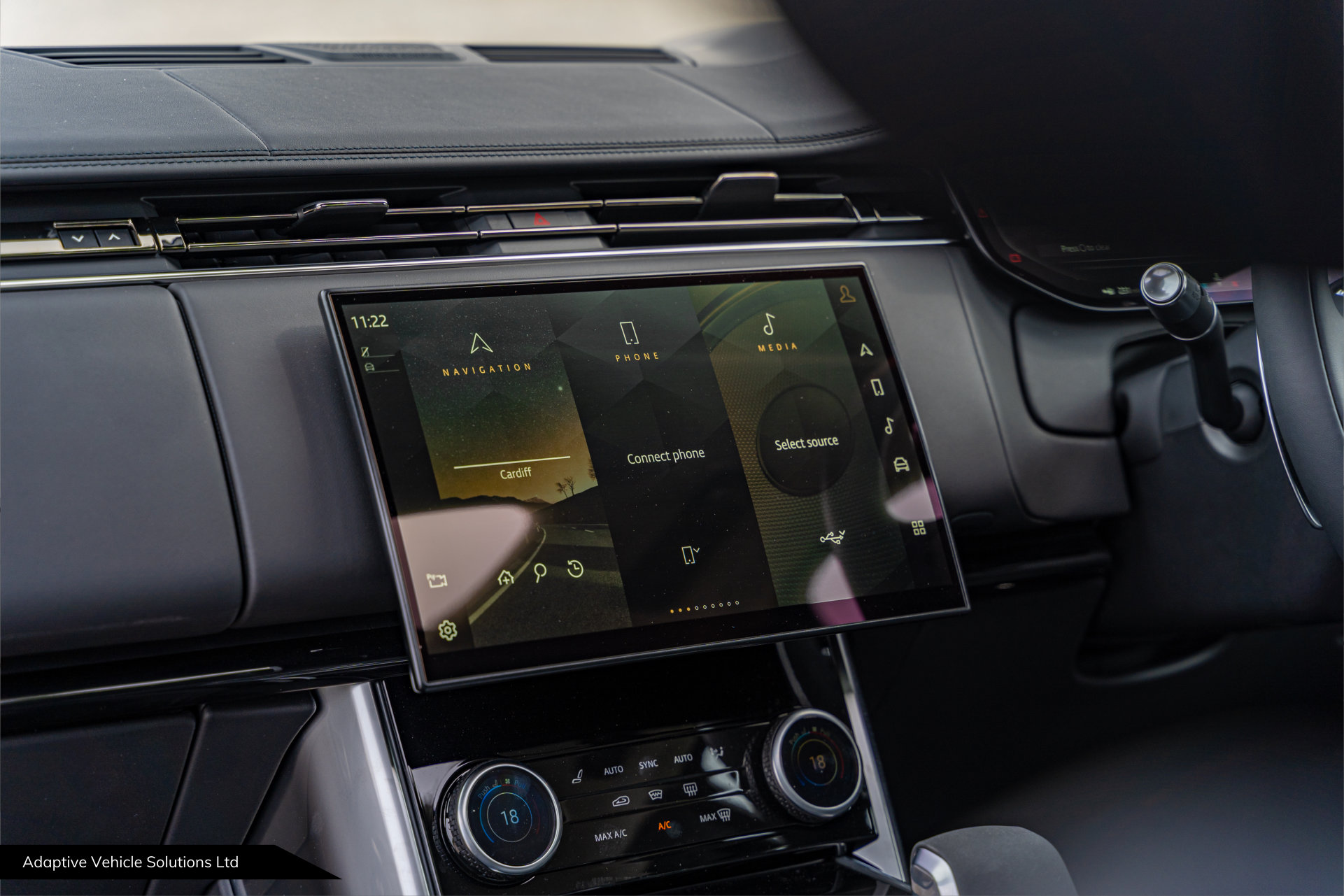 2022 Range Rover P400 Autobiography 13.1-inch touchscreen
