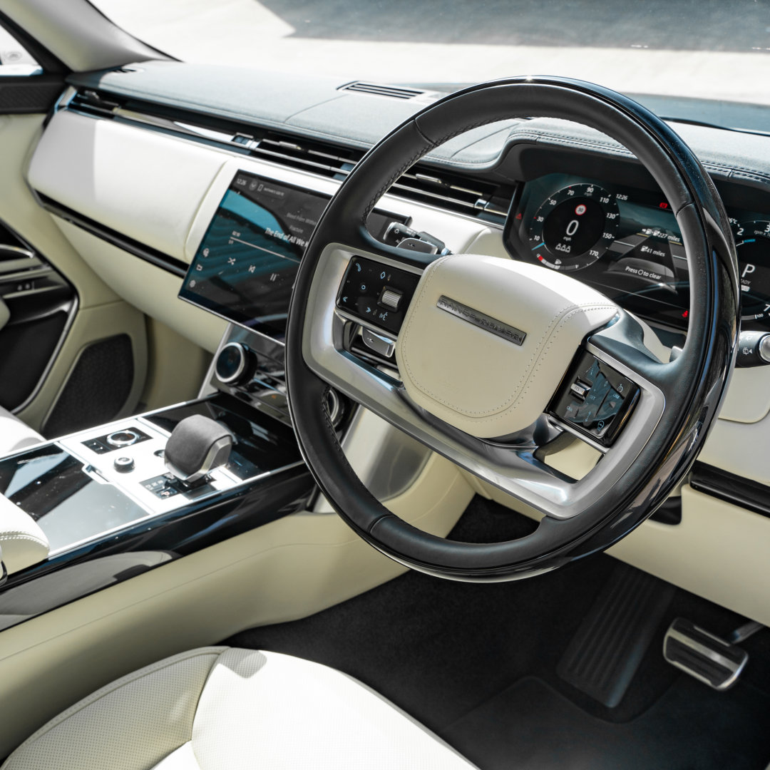 Range Rover HSE Hybrid driver side interior