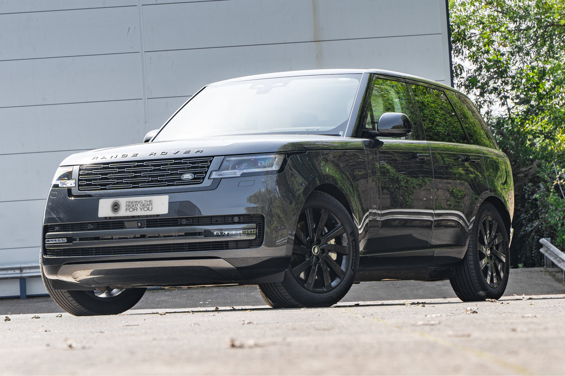 Range Rover HSE Hybrid eiger grey