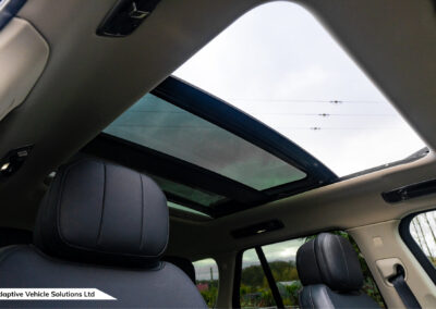 2022 Range Rover D300 HSE Santorini Black sliding panoramic sunroof