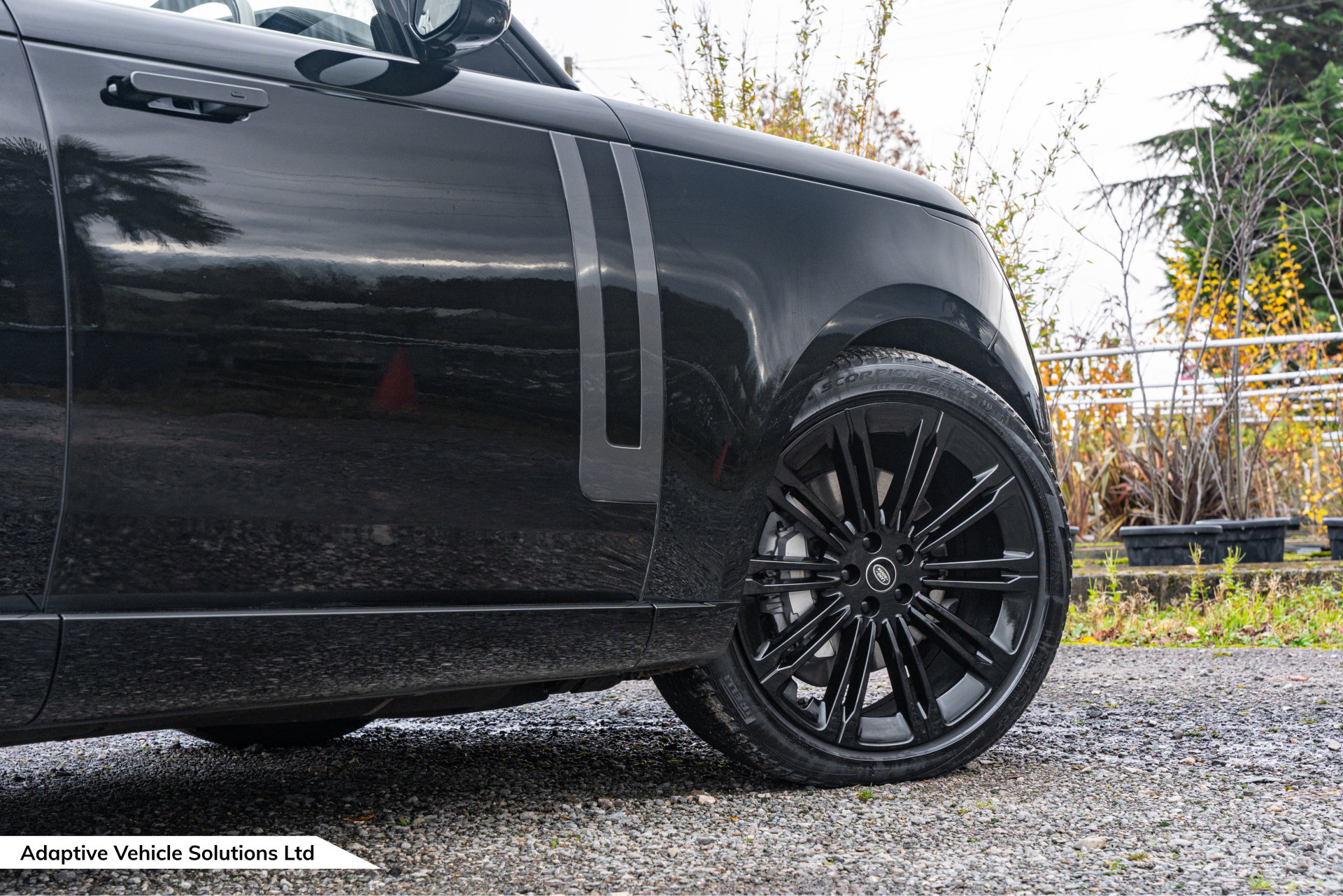 2022 Range Rover D300 HSE Santorini Black 23-inch 1075 wheels