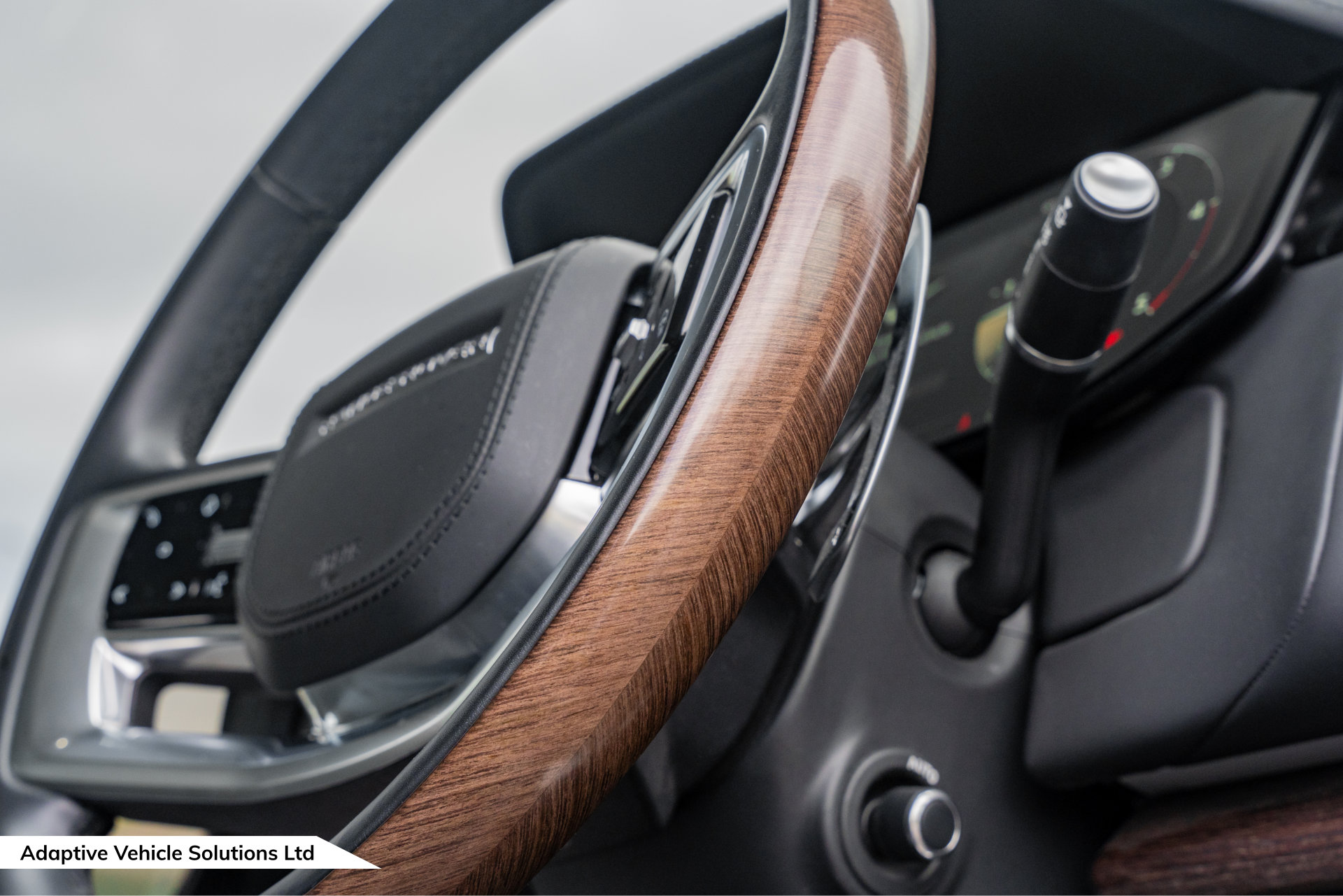 2022 Range Rover D300 HSE Santorini Black Sv bespoke wood leather steering wheel
