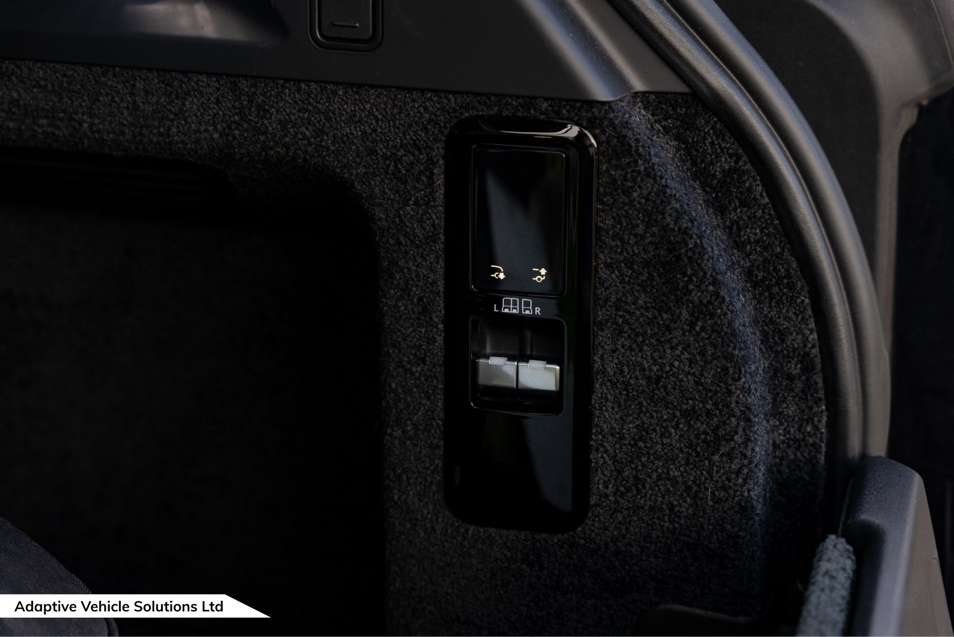2022 Range Rover D300 HSE Santorini Black electric seat release