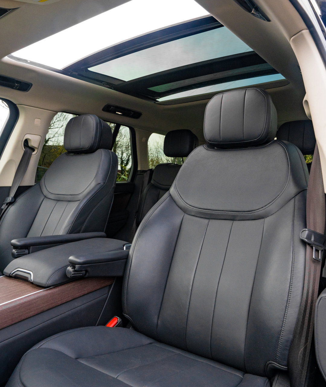 2022 Range Rover D300 HSE Santorini Black vertical passenger seats