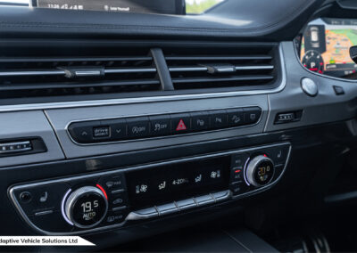 2019 Audi Q7 Vorsprung White dashboard buttons
