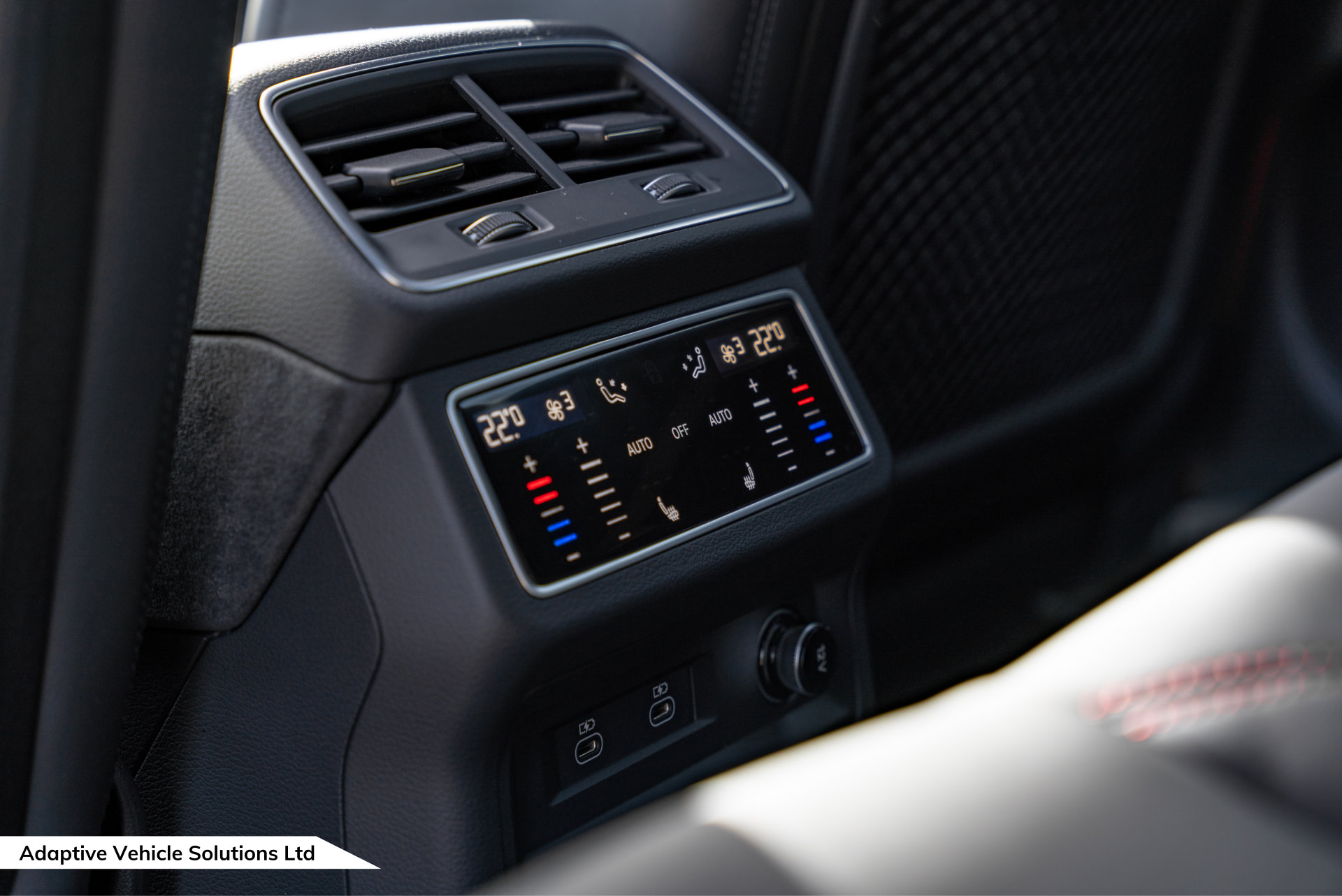 2023 73 Audi RS6 Performance Carbon Vorsprung Daytona Grey rear climate controls