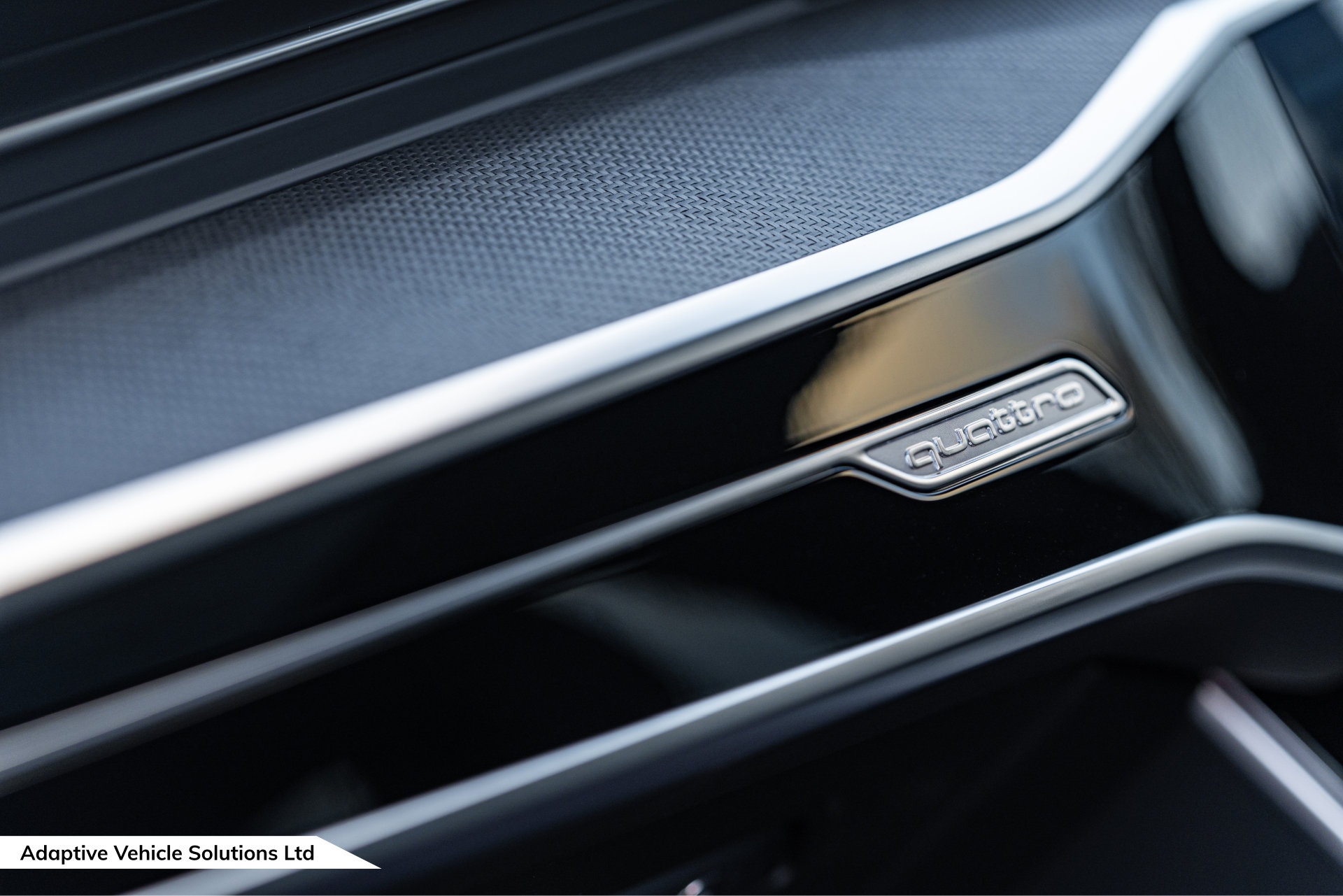 2023 73 Audi RS6 Performance Carbon Vorsprung MLU Towbar piano black inlays quattro logo